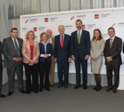 Fotografía de grupo de Don Felipe con los ministros asistentes a la "Laureate Summit on Youth & Jobs"